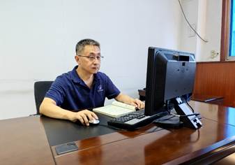 图片包含 人, 男人, 站, 女人 AI 生成的内容可能不正确。